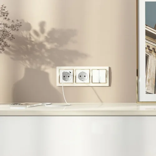 Рамка из поликарбоната на 3 поста Snabb слоновая кость/золото W0031932 - фото 3