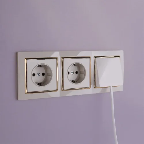 Рамка из поликарбоната на 3 поста Snabb слоновая кость/золото W0031932 - фото 4