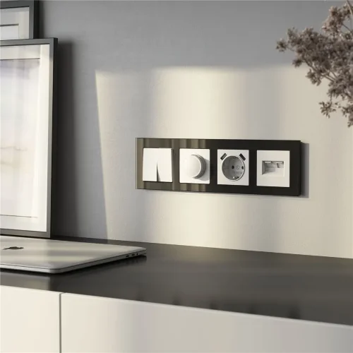 Рамка из стекла на 4 поста Favorit черный W0041108 - фото 3