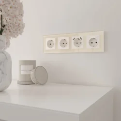 Рамка из стекла на 4 поста Favorit молочный W0041141