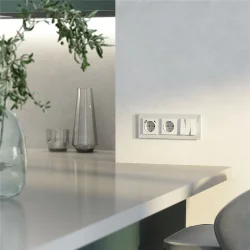 Рамка из стекла на 3 поста Favorit белый W0031101