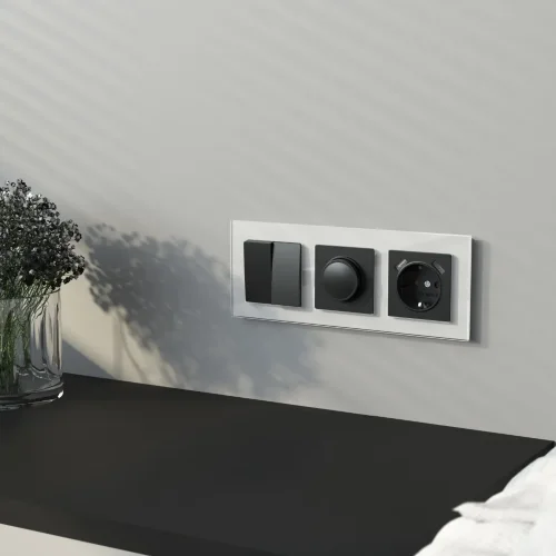 Рамка из стекла на 3 поста Favorit белый W0031101 - фото 4