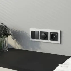 Рамка из стекла на 3 поста Favorit белый W0031101