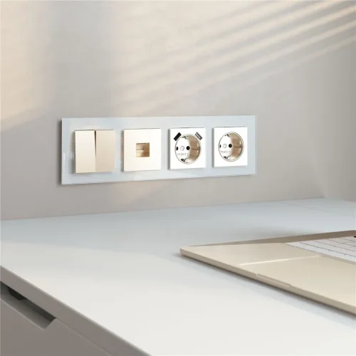 Рамка из стекла на 4 поста Favorit белый W0041101 - фото 3