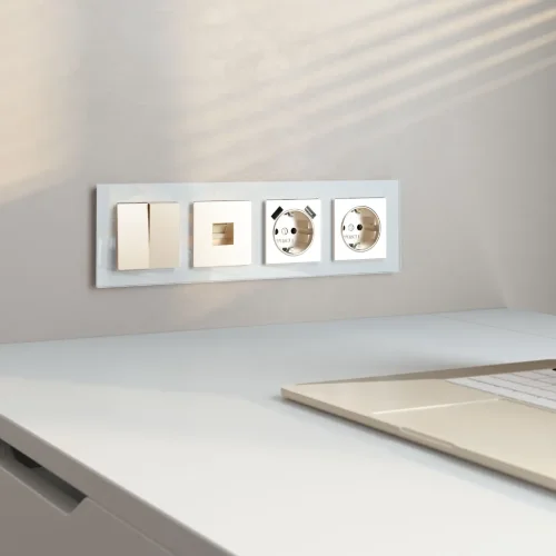 Рамка из стекла на 4 поста Favorit белый W0041101 - фото 3