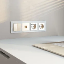 Рамка из стекла на 4 поста Favorit белый W0041101