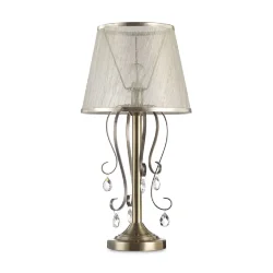 Светильники серии Simone выполнены в классическом стиле. Арматура цвета «античное серебро», абажуры из органзы на ПВХ. Люстры подходят для помещений с невысокими потолками благодаря конструкции «2 в 1». Дизайн изделий дополнен декоративными подвесками. (Б