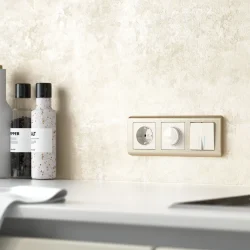 Розетка с заземлением и шторками (перламутровый рифленый) W1171113