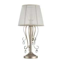 Светильники серии Simone выполнены в классическом стиле. Арматура цвета «античное серебро», абажуры из органзы на ПВХ. Люстры подходят для помещений с невысокими потолками благодаря конструкции «2 в 1». Дизайн изделий дополнен декоративными подвесками. (К