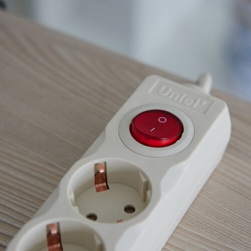 S-GSU5-1.5 IVORY Cетевой фильтр серии Universal, 1.5м Пвс 3x0.75, 5 гнезд, с-з, 10А, Защита от перенапряжения, короткого замыкания. - фото 4