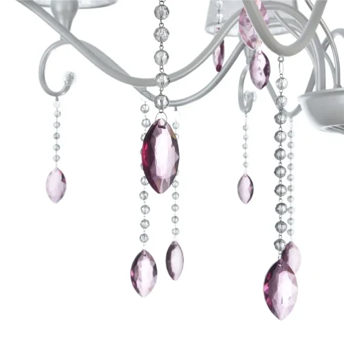 Серия выполнена в классическом стиле. В дизайне люстр и бра сделан легкий цветовой акцент на цепочки из мелких бусин и прозрачные розовые кристаллы. Торшер и настольная лампа имеют строгий и лаконичный дизайн. Все изделия серии, кроме бра, в основании дек