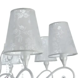 Серия выполнена в классическом стиле. В дизайне люстр и бра сделан легкий цветовой акцент на цепочки из мелких бусин и прозрачные розовые кристаллы. Торшер и настольная лампа имеют строгий и лаконичный дизайн. Все изделия серии, кроме бра, в основании дек