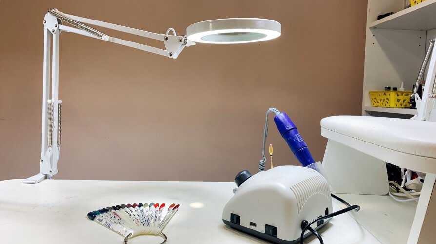 TLD-568 White-LED-300Lm-2700-5500K-Dimmer-X5 Светильник настольный c увеличительным стеклом, 5-ти кратное увеличение, 8W, Механический выключатель на шнуре, Белый. - фото 3