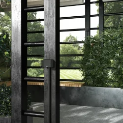 Розетка влагозащ. с зазем. с защит. крышкой и шторками Gallant черный/хром W5071235