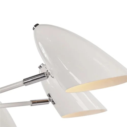 Светильники Aida выполнены в модной в этом сезоне монохромной цветовой гамме. Арматура и плафоны сделаны из металла. Специальный механизм позволяет поворачивать плафоны люстр и бра на 90 градусов по вертикали и на 180 градусов по горизонтали. (Белый) - фо