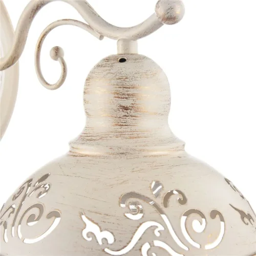 Светильники выполнены из металла цвета кремового золота. На плафонах светильников ажурно вырезаны узоры, прекрасно сочетающиеся с плавными изгибами арматуры. Благодаря большому ассортименту изделий серии Benoit легко выбрать светильник, подходящий как для