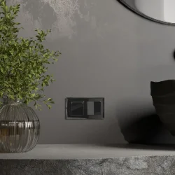 Розетка влагозащ. с зазем. с защит. крышкой и шторками (черный акрил) W1171248