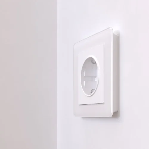Розетка с заземлением и шторками (белая) W1171101 - фото 3