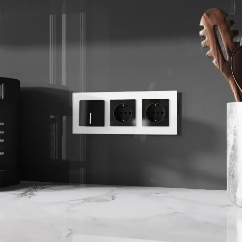 Розетка с заземлением и шторками (черный акрил) W1171148 - фото 2