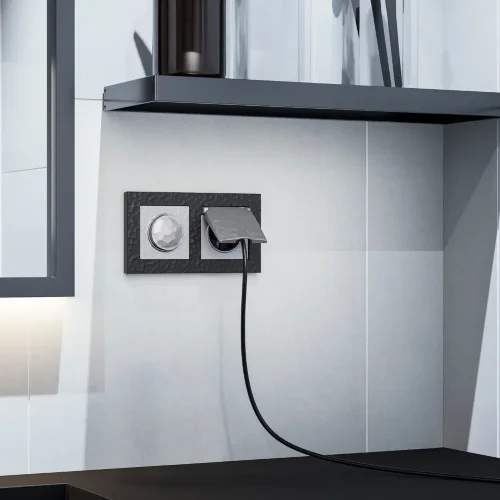 Розетка влагозащ. с зазем. с защит. крышкой и шторками (Hammaer серебряный) W1271206 - фото 2