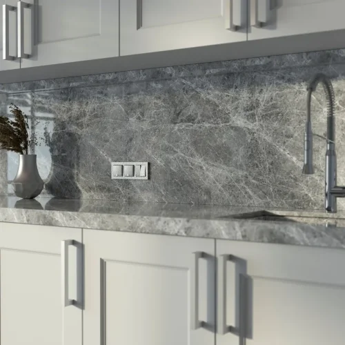 Розетка влагозащ. с зазем. с защит. крышкой и шторками (Hammaer серебряный) W1271206 - фото 3