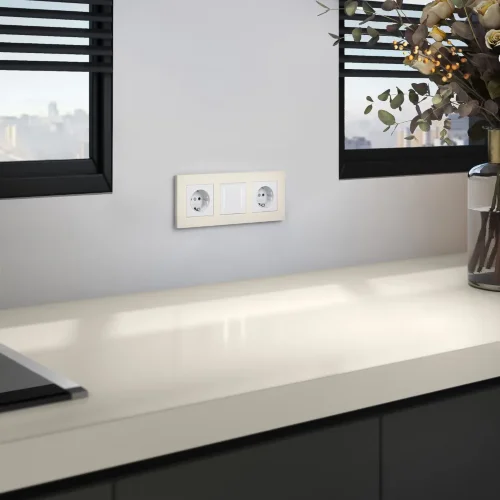 Рамка из поликарбоната на 3 поста Slab айвори софт W0032962 - фото 3