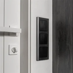 Рамка из поликарбоната на 3 поста Stark черный W0031808